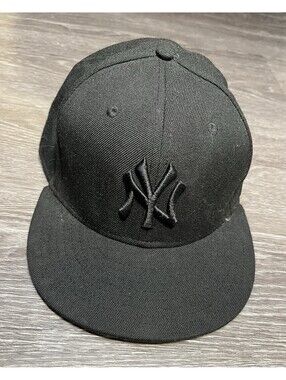 New Era 59FIFTY Yankees Blackout Fitted Hat 7 1/4 MLB Black